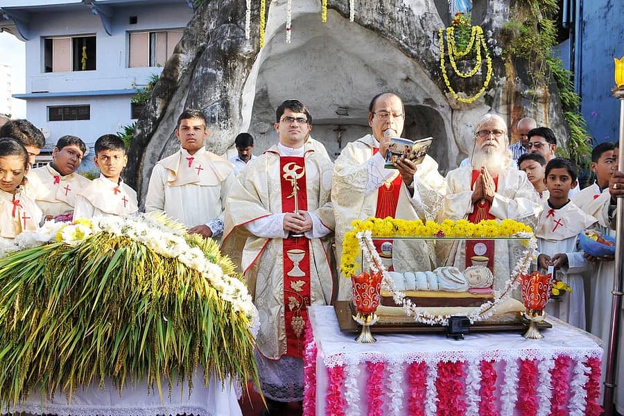 ಮೊಂತಿ ಫೆಸ್ತ್ (ತೆನೆಹಬ್ಬ) ಅಂಗವಾಗಿ ಶನಿವಾರ ಚರ್ಚ್ನ ಧರ್ಮಗುರುಗು ಆಶೀರ್ವಚನ ನೀಡಿದರು.