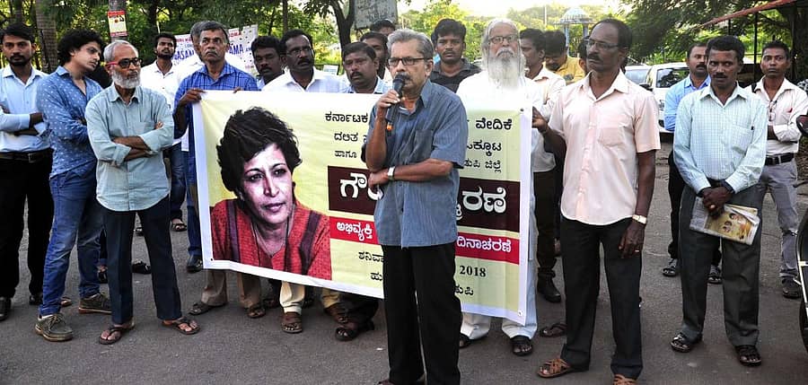 ಗೌರಿ ಸ್ಮರಣೆ ಕಾರ್ಯಕ್ರಮದಲ್ಲಿ ಕೋಮು ಸೌಹಾರ್ದ ವೇದಿಕೆ ಜಿಲ್ಲಾಧ್ಯಕ್ಷ ರಾಜಶೇಖರ್ ಮಾತನಾಡಿದರು