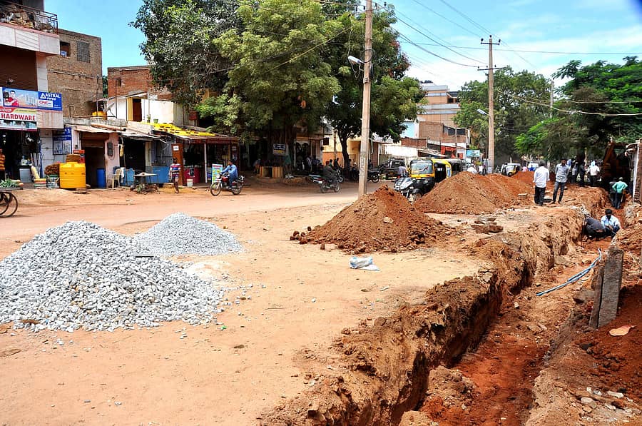ಹೊಸಪೇಟೆಯಿಂದ ಬಳ್ಳಾರಿಗೆ ಸಂಪರ್ಕ ಕಲ್ಪಿಸುವ ಮುಖ್ಯರಸ್ತೆ ಅಭಿವೃದ್ಧಿ ಪಡಿಸುತ್ತಿರುವುದು–ಪ್ರಜಾವಾಣಿ ಚಿತ್ರ