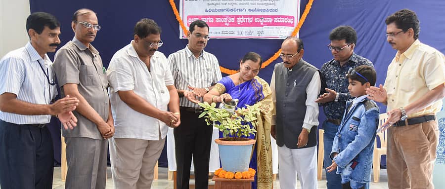 ದಾವಣಗೆರೆಯಲ್ಲಿ ಭಾನುವಾರ ಹಮ್ಮಿಕೊಂಡಿದ್ದ ವಿಶ್ವ ಹಿರಿಯ ನಾಗರಿಕರ ದಿನಾಚರಣೆಯನ್ನು ಮೇಯರ್‌ ಶೋಭಾ ಪಲ್ಲಾಗಟ್ಟೆ ಉದ್ಘಾಟಿಸಿದರು