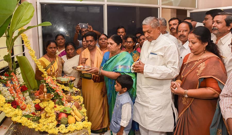 ದಾವಣಗೆರೆಯಲ್ಲಿ ಸೋಮವಾರ ಆರಂಭಗೊಂಡ ಶಾಸಕ ಎಸ್‌.ಎ. ರವೀಂದ್ರನಾಥ್‌ ಅವರ ಜನಸಂಪರ್ಕ ಕಚೇರಿಯಲ್ಲಿ ಪೂಜೆ ನೆರವೇರಿಸಲಾಯಿತು. ಎ.ಎಚ್‌. ಶಿವಯೋಗಿಸ್ವಾಮಿ, ಕೆ.ಆರ್‌. ಜಯಶೀಲಾ ಅವರೂ ಇದ್ದರು.