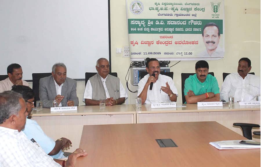 ರೈತರೊಂದಿಗೆ ಸಚಿವ ಡಿ.ವಿ.ಸದಾನಂದಗೌಡ ಸಂವಾದ ನಡೆಸಿದರು