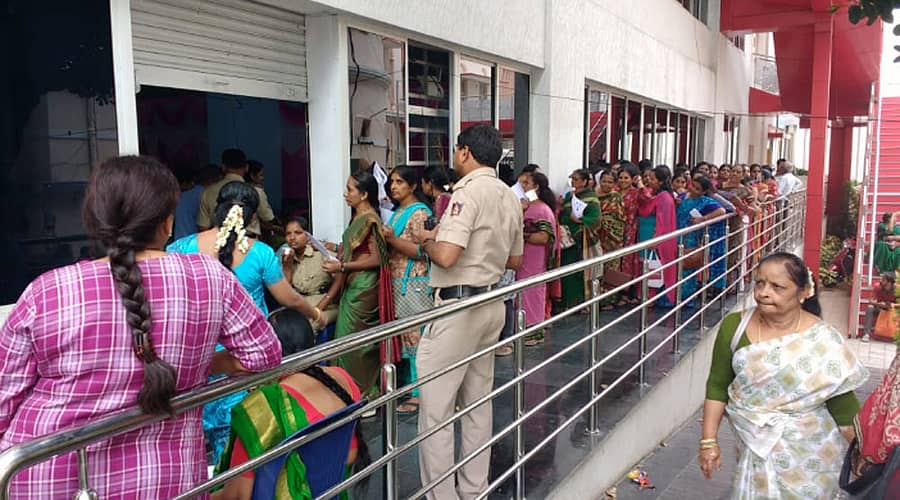 ರಿಯಾಯಿತಿ ದರದಲ್ಲಿ ಮೈಸೂರು ಸಿಲ್ಕ್ ಸೀರೆ ನೀಡಲಾಗುತ್ತಿದೆ ಎಂಬ ಮಾಹಿತಿ ಮೇಲೆ ನೂರಾರು ಮಹಿಳೆಯರು ಬೆಂಗಳೂರಿನ ಕೈಗಾರಿಕಾ ಮಹಾಸಂಸ್ಥೆ ಮುಂದೆ ಸರದಿ ಸಾಲಿನಲ್ಲಿ ನಿಂತಿರುವುದು.