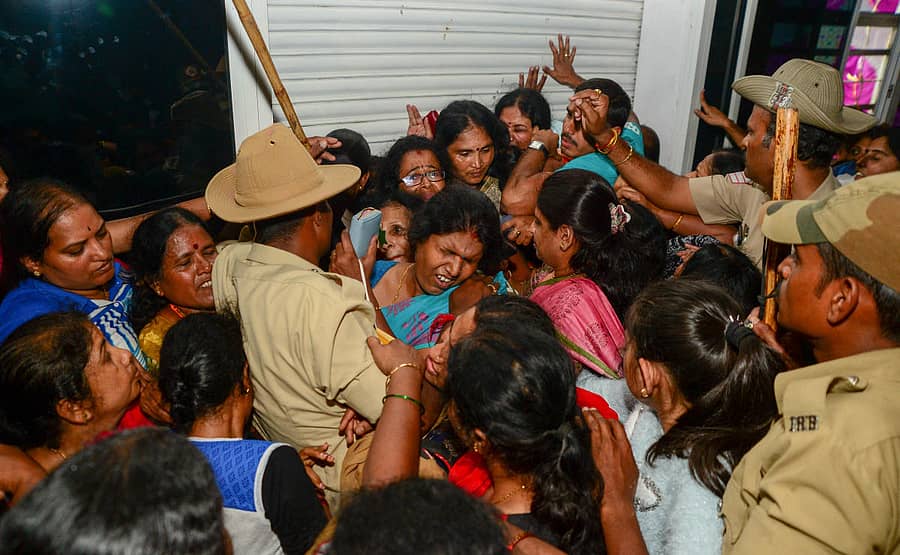 ಬೆಂಗಳೂರಿನ ಕೆ.ಜಿ ರಸ್ತೆಯಲ್ಲಿರುವ ಎಫ್ಕೆಸಿಸಿಐ ಆವರಣದಲ್ಲಿ ಮಂಗಳವಾರ ಮೈಸೂರು ಸಿಲ್ಕ್ಸ್ ಸಂಸ್ಥೆಯ ಮಳಿಗೆಯಲ್ಲಿ ರಿಯಾಯಿತಿ ದರದಲ್ಲಿ ಸೀರೆಯನ್ನು ಖರೀದಿಸಲು ಬಂದಿದ್ದ ಮಹಿಳೆಯರಿಂದ ಉಂಟಾದ ನೂಕುನೂಗ್ಗಲನ್ನು ನಿಯಂತ್ರಿಸಲು ಪೊಲೀಸರ ಹರಸಾಹಸ -ಪ್ರಜಾವಾಣಿ ಚಿತ್ರ/ಸತೀಶ್ ಬಡಿಗೇರ್