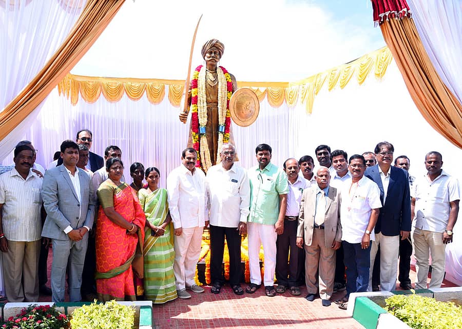 ನಾಡಪ್ರಭು ಕೆಂಪೇಗೌಡರ ಪ್ರತಿಮೆಯನ್ನು ಶಾಸಕ ಟಿ.ವೆಂಕಟರಮಣಯ್ಯ ಅನಾವರಣಗೊಳಿಸಿದರು