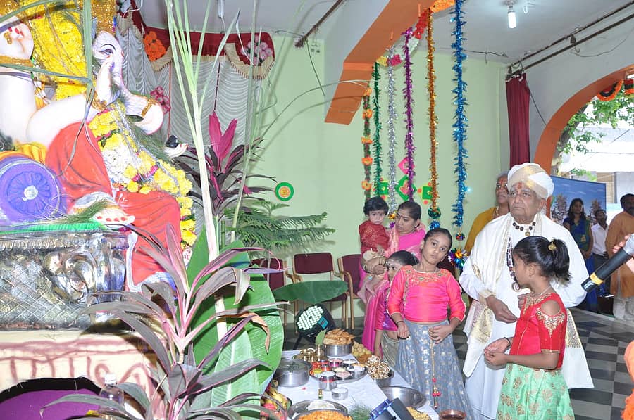 ಶರಣಬಸವೇಶ್ವರ ಪಬ್ಲಿಕ್ ಶಾಲೆಯಲ್ಲಿ ಪ್ರತಿಷ್ಠಾಪಿಸಿರುವ ಗಣೇಶ ಮೂರ್ತಿಗೆ ಶರಣಬಸವಪ್ಪ ಅಪ್ಪ ಪೂಜೆ ನೆರವೇರಿಸಿದರು