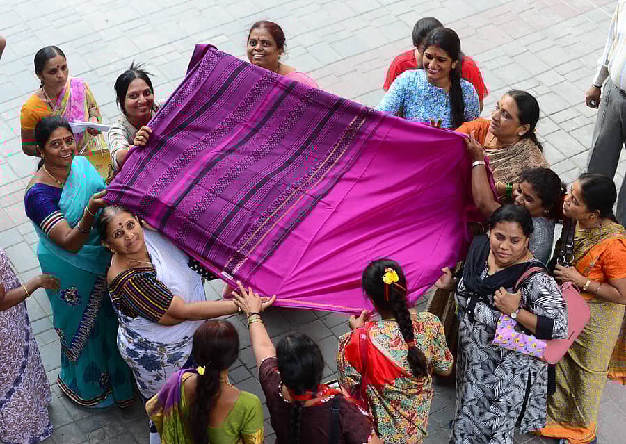 ಬೆಂಗಳೂರಿನ ಕೆ.ಜಿ ರಸ್ತೆಯಲ್ಲಿರುವ ಎಫ್ಕೆಸಿಸಿಐ ಆವರಣದಲ್ಲಿ ಮಂಗಳವಾರ ಮೈಸೂರು ಸಿಲ್ಕ್ಸ್ ಸಂಸ್ಥೆಯ ಮಳಿಗೆಯಲ್ಲಿ ರಿಯಾಯಿತಿ ದರದಲ್ಲಿ ಸೀರೆಯನ್ನು ಖರೀದಿಸಿ ಹೊರತಂದ ನಂತರ ಸೀರೆಯನ್ನು ಪರೀಕ್ಷಿಸಿದ ಮಹಿಳೆಯರ ಗುಂಪು -ಪ್ರಜಾವಾಣಿ ಚಿತ್ರ/ಸತೀಶ್ ಬಡಿಗೇರ್
