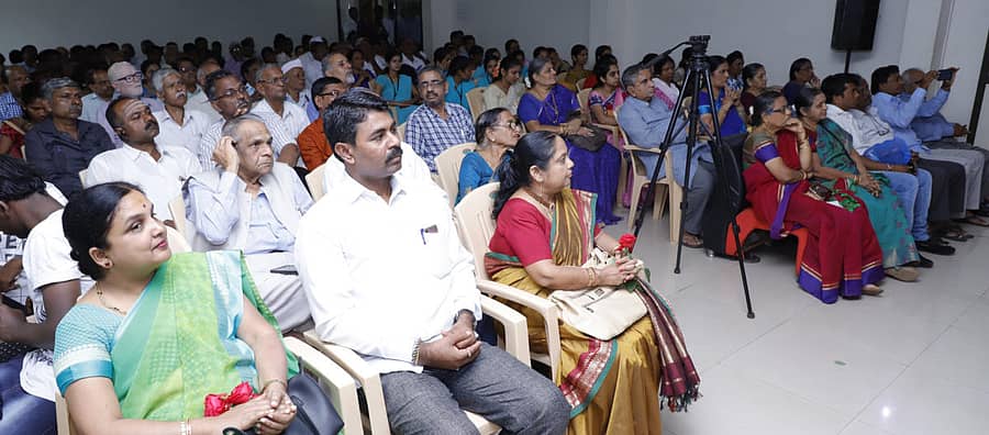 ಬೆಳಗಾವಿಯಲ್ಲಿ ಭಾನುವಾರ ನಡೆದ  ಬೆಟಗೇರಿ ಕೃಷ್ಣಶರ್ಮ ಸ್ಮಾರಕ ಟ್ರಸ್ಟ್‌ ಪ್ರಶಸ್ತಿ ಪ್ರದಾನ ಸಮಾರಂಭದಲ್ಲಿ ಭಾಗವಹಿಸಿದ್ದ ಸಾಹಿತ್ಯಾಸಕ್ತರು