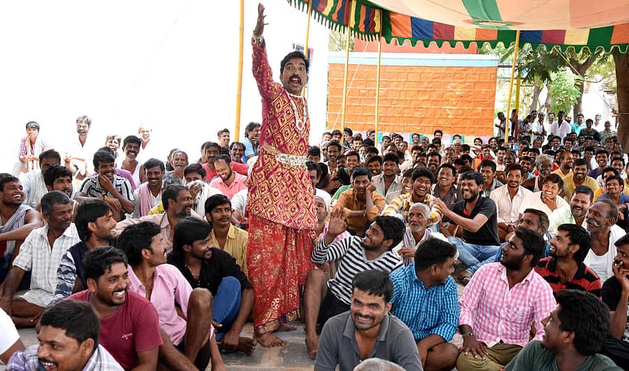 ಬಳ್ಳಾರಿಯ ಕೇಂದ್ರ ಕಾರಾಗೃಹದಲ್ಲಿ ಭಾನುವಾರ ಹಂದ್ಯಾಳ್‌ ಮಹಾದೇವ ತಾತ ಕಲಾಸಂಘದ ಕಲಾವಿದರು ಅಭಿನಯಿಸಿದ ‘ದ್ರೌಪದಿ ವಸ್ತ್ರಾಪಹರಣ’ ನಾಟಕದಲ್ಲಿ ದುಶ್ಯಾಸನ ಪಾತ್ರಧಾರಿ ವೇದಿಕೆಯಿಂದ ಕೆಳಗಿಳಿದು ಬಂದು ಸಭಿಕರಲ್ಲಿ ನಗೆಯುಕ್ಕಿಸಿದರು.