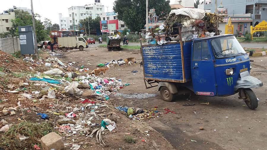ರಸ್ತೆಯಲ್ಲಿ ಹರಡಿರುವ ಕಸದ ರಾಶಿ