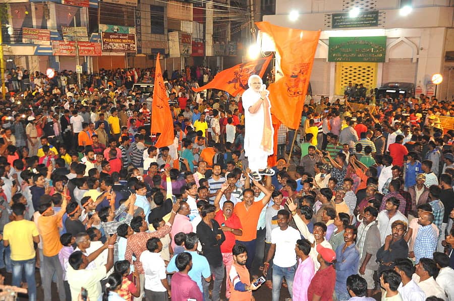 ಹೊಸಪೇಟೆಯಲ್ಲಿ ಸೋಮವಾರ ತಡರಾತ್ರಿ ನಡೆದ ಗಣೇಶ ಮೂರ್ತಿಗಳ ವಿಸರ್ಜನೆಯ ಮೆರವಣಿಗೆಯಲ್ಲಿ ಪ್ರಸನ್ನ ಯುವಕ ಮಂಡಳಿಯ ಪದಾಧಿಕಾರಿಗಳು ಪ್ರಧಾನಿ ನರೇಂದ್ರ ಮೋದಿಯವರ ಕಟೌಟ್‌ ಹಿಡಿದುಕೊಂಡು ಹೆಜ್ಜೆ ಹಾಕಿದರು