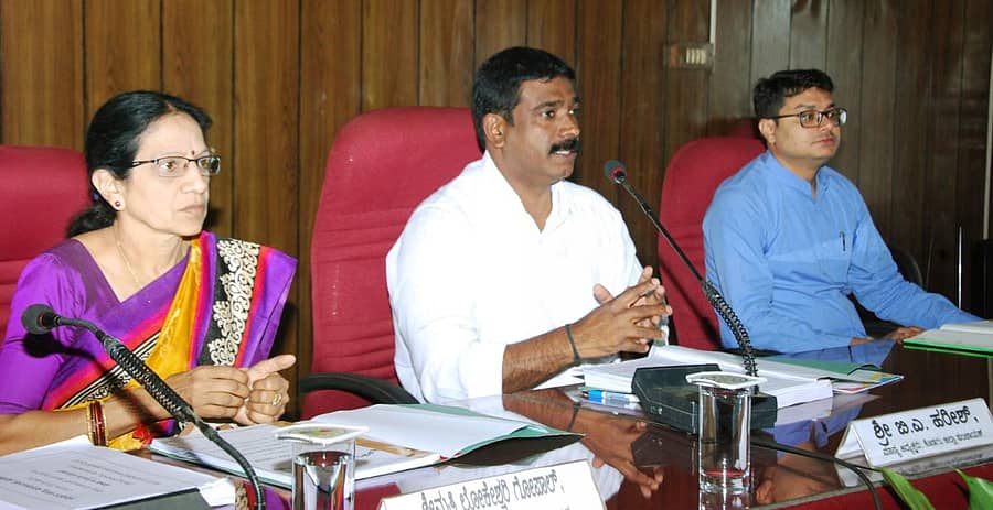 ಮಡಿಕೇರಿಯ ಹಳೇ ಕೋಟಿ ವಿಧಾನ ಸಭಾಂಗಣದಲ್ಲಿ ಮಂಗಳವಾರ ನಡೆದ ಸಾಮಾನ್ಯ ಸಭೆಯಲ್ಲಿ ಜಿಲ್ಲಾ ಪಂಚಾಯಿತಿ ಅಧ್ಯಕ್ಷ ಬಿ.ಎ. ಹರೀಶ್ ಮಾತನಾಡಿದರು (ಮಧ್ಯ). ಉಪಾಧ್ಯಕ್ಷೆ ಲೋಕೋಶ್ವರಿ ಗೋಪಾಲ್, ಸಿಇಒ ಪ್ರಶಾಂತ್ಕುಮಾರ್ ಮಿಶ್ರ ಹಾಜರಿದ್ದರು