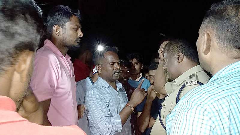 ಕುಶಾಲನಗರ ವಾಲ್ಮೀಕಿ ಪರಿಹಾರ ಕೇಂದ್ರದಲ್ಲಿ ಸಂತ್ರಸ್ತರು ಹಾಗೂ ಪೊಲೀಸರ ನಡುವೆ ನಡೆದ ವಾಗ್ವಾದ