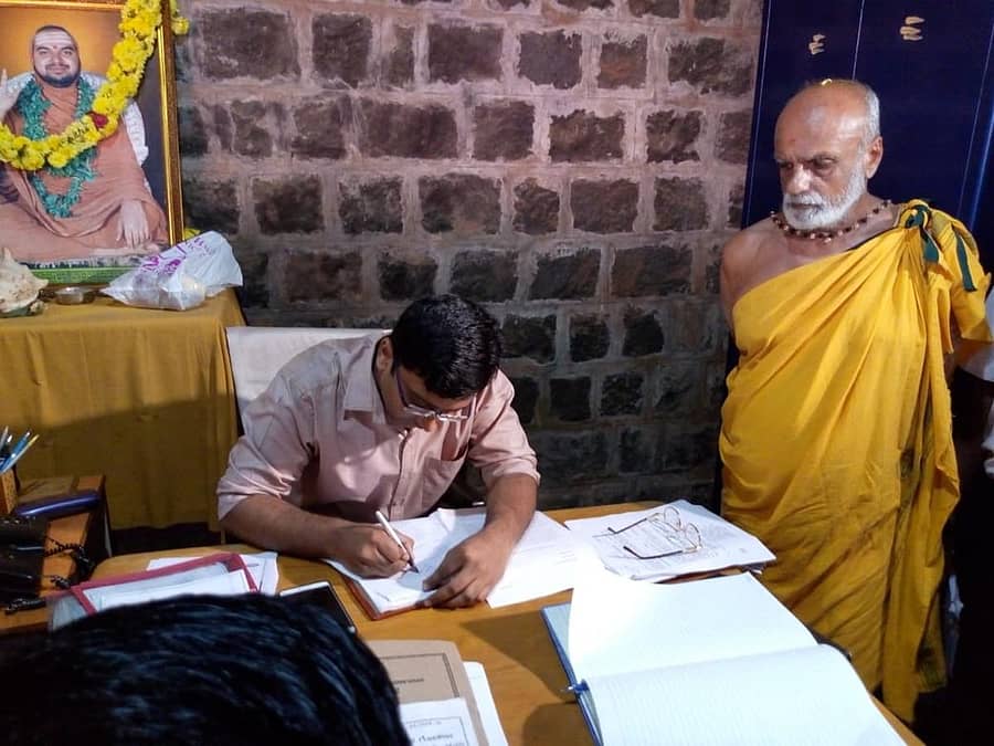 ಗೋಕರ್ಣದ ಮಹಾಬಲೇಶ್ವರ ದೇವಸ್ಥಾನದ ಉಸ್ತುವಾರಿಯನ್ನು ಜಿಲ್ಲಾಧಿಕಾರಿ ಎಸ್.ಎಸ್.ನಕುಲ್ ಬುಧವಾರ ವಹಿಸಿಕೊಂಡರು.