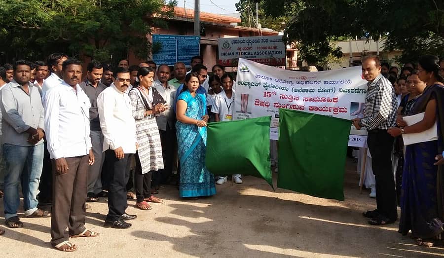 ರಾಯಚೂರಿನಲ್ಲಿ ಶನಿವಾರ ಆಯೋಜಿಸಿದ್ದ ಆನೆಕಾಲು ರೋಗಕ್ಕೆ ಡಿಇಸಿ ಮಾತ್ರೆ ನುಂಗಿಸುವ ತಾಲ್ಲೂಕುಮಟ್ಟದ ಜಾಥಾಕ್ಕೆ ಜಿಲ್ಲಾ ಪಂಚಾಯಿತಿ ಸದಸ್ಯೆ ಹೇಮಾವತಿ ಚಾಲನೆ ನೀಡಿದರು