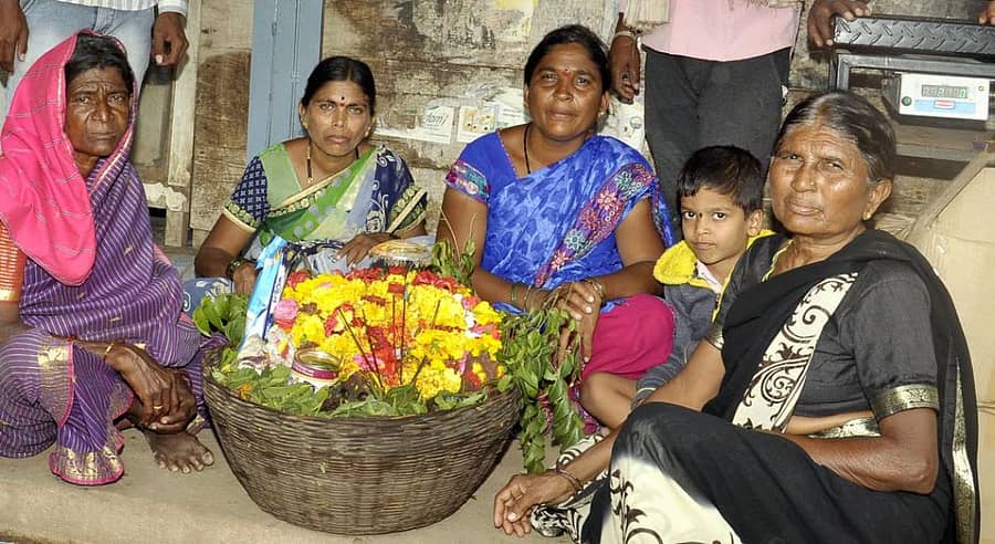 ಕೂಡ್ಲಿಗಿಯ ಅಂಗಡಿಯೊಂದರ ಮುಂದೆ ಜೋಕಪ್ಪನ ಮೂರ್ತಿಯನ್ನು ಬುಟ್ಟಿಯಲ್ಲಿಟ್ಟುಕೊಂಡು ಹಾಡು ಹಾಡುತ್ತಿರುವ ಬಸಮ್ಮ, ರತ್ನಮ್ಮ, ಗೌರಮ್ಮ,