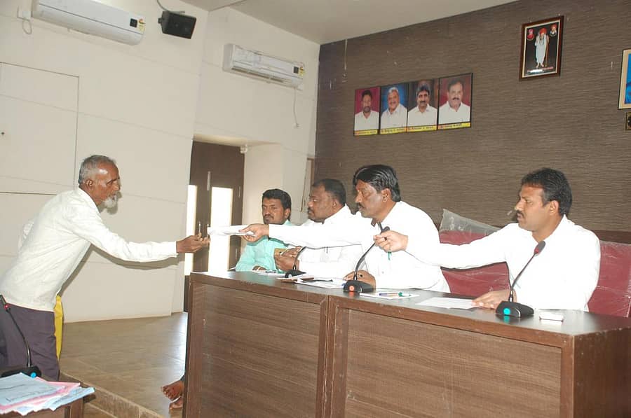 ಗದಗ–ಬೆಟಗೇರಿ ನಗರಸಭೆಯಲ್ಲಿ ಶನಿವಾರ ನಡೆದ ಜನತಾ ದರ್ಶನದಲ್ಲಿ ಸಾರ್ವಜನಿಕರೊಬ್ಬರು, ಅಧ್ಯಕ್ಷ ಸುರೇಶ ಕಟ್ಟಿಮನಿ ಅವರಿಗೆ ಅಹವಾಲು ಸಲ್ಲಿಸಿದರು. ಪೌರಾಯುಕ್ತ ಮನ್ಸೂರ ಅಲಿ ಇದ್ದಾರೆ