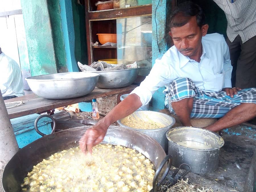 ಎಣ್ಣೆ ಬಾಣಲಿಗೆ ಬಜಿ ಹಾಕುತ್ತಿರುವ ರುದ್ರಪ್ಪ ಮದರಿ