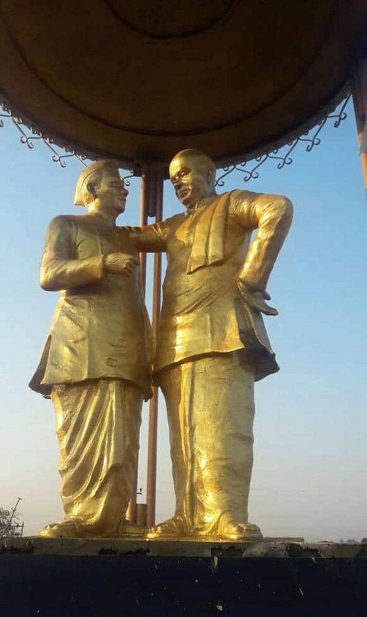 ಸಿಂದಗಿ ತಾಲ್ಲೂಕಿನ ಗೋಲಗೇರಿ ಗ್ರಾಮದಲ್ಲಿ ರೈತರಿಂದ ನಿರ್ಮಾಣಗೊಂಡ ವೃತ್ತದಲ್ಲಿ ಮಾಜಿ ಪ್ರಧಾನಿ ಎಚ್.ಡಿ.ದೇವೇಗೌಡ, ವಿಜಯಪುರ ಜಿಲ್ಲಾ ಉಸ್ತುವಾರಿ ಸಚಿವ ಎಂ.ಸಿ.ಮನಗೂಳಿ ಅವರ ಕಂಚಿನ ಪ್ರತಿಮೆ