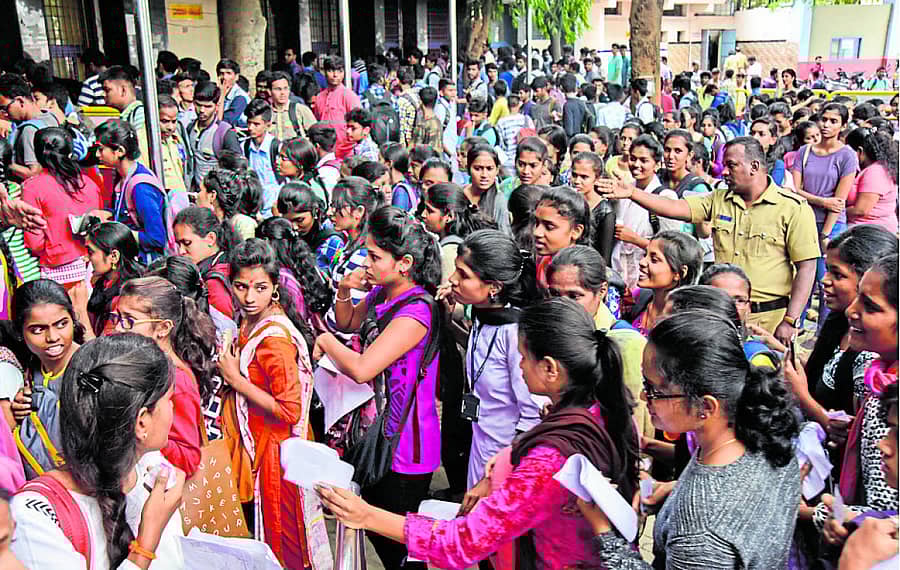 ಮೆಜೆಸ್ಟಿಕ್ ಬಸ್ ನಿಲ್ದಾಣದಲ್ಲಿ ಶನಿವಾರ ಸಾವಿರಾರು ವಿದ್ಯಾರ್ಥಿಗಳು ಪಾಸ್ಗಾಗಿ ಸರದಿಯಲ್ಲಿ ನಿಂತಿದ್ದರು –ಪ್ರಜಾವಾಣಿ ಚಿತ್ರ