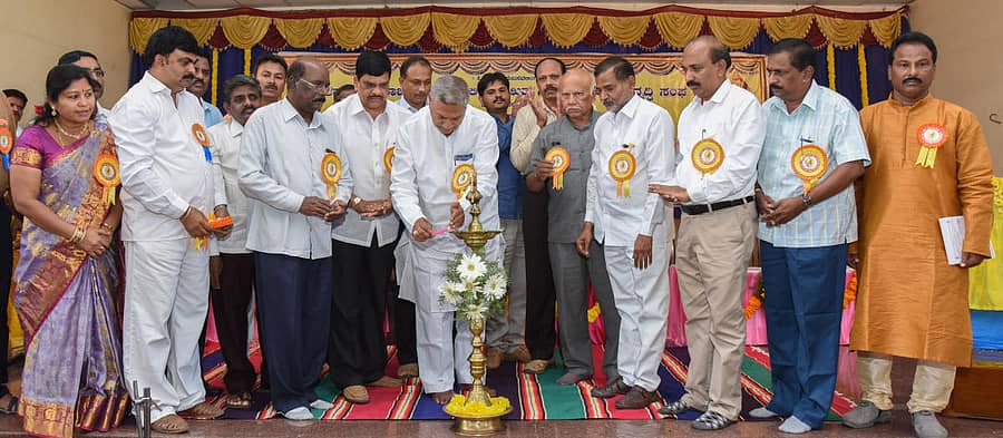 ಕರ್ನಾಟಕ ರಾಜ್ಯ ವೀರಶೈವ ಲಿಂಗಾಯತ ನೌಕರರ ಕ್ಷೇಮಾಭಿವೃದ್ಧಿ ಸಂಘದ ದಾವಣಗೆರೆ ಜಿಲ್ಲಾ ಶಾಖೆಯಿಂದ ಭಾನುವಾರ ಹಮ್ಮಿಕೊಂಡಿದ್ದ ಪ್ರತಿಭಾ ಪುರಸ್ಕಾರ ಸಮಾರಂಭವನ್ನು ಶಾಸಕ ಎಸ್.ಎ. ರವೀಂದ್ರನಾಥ ಉದ್ಘಾಟಿಸಿದರು