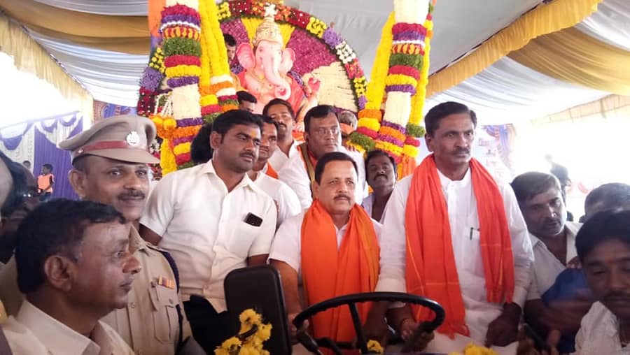 ಚನ್ನಗಿರಿಯಲ್ಲಿ ಭಾನುವಾರ ಹಿಂದೂ ಏಕತಾ ಗಣಪತಿ ಮೆರವಣಿಗೆಗೆ ಶಾಸಕ ಮಾಡಾಳ್ ವಿರೂಪಾಕ್ಷಪ್ಪ ಚಾಲನೆ ನೀಡಿದರು. ಮಾಜಿ ಶಾಸಕ ವಡ್ನಾಳ್ ರಾಜಣ್ಣ, ಮಾಲತೇಶ್ ಇದ್ದರು