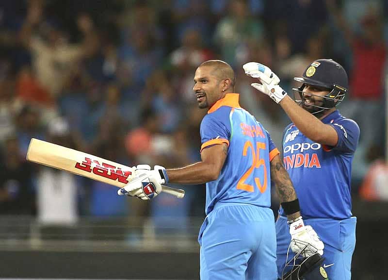 ಶತಕ ಗಳಿಸಿದ ಶಿಖರ್ ಧವನ್‌ ಅವರನ್ನು ನಾಯಕ ರೋಹಿತ್ ಶರ್ಮಾ ಅಭಿನಂದಿಸಿದರು. -ಪಿಟಿಐ ಚಿತ್ರ