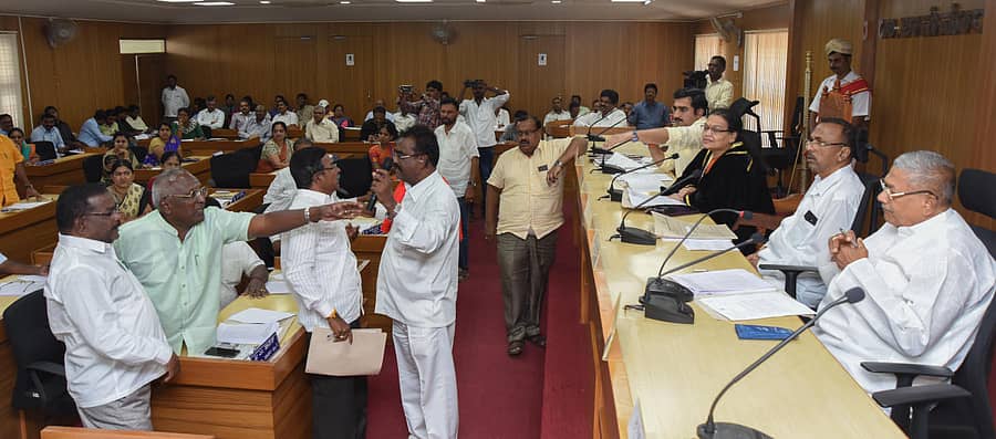 ದಾವಣಗೆರೆ ಮಹಾನಗರ ಪಾಲಿಕೆಯಲ್ಲಿ ಸೋಮವಾರ ನಡೆದ ಸಾಮಾನ್ಯ ಸಭೆಯಲ್ಲಿ ಸದಸ್ಯರ ನಡುವೆ ಗದ್ದಲ ನಡೆದಾಗ ಆಯುಕ್ತ ಮಂಜುನಾಥ ಬಳ್ಳಾರಿ ಹಾಗೂ ಮೇಯರ್‌ ಶೋಭಾ ಪಲ್ಲಾಗಟ್ಟೆ ಸಮಾಧಾನ ಪಡಿಸಲು ಯತ್ನಿಸಿದರು. ಉಪ ಮೇಯರ್‌ ಚಮನ್‌ಸಾಬ್‌, ಶಾಸಕ ಎಸ್‌.ಎ. ರವೀಂದ್ರನಾಥ್‌ ಇದ್ದಾರೆ.