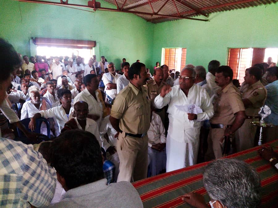 ಚನ್ನಪಟ್ಟಣ ತಾಲ್ಲೂಕಿನ ಸೋಗಾಲ ಗ್ರಾಮದ ಪ್ರಾಥಮಿಕ ಕೃಷಿ ಪತ್ತಿನ ಸಹಕಾರ ಸಂಘದ ವಾರ್ಷಿಕ ಸಭೆಯಲ್ಲಿ ಸಭೆಯಲ್ಲಿ ಪೊಲೀಸರ ನಡುವೆಯೆ ಗದ್ದಲ ನಡೆಯಿತು