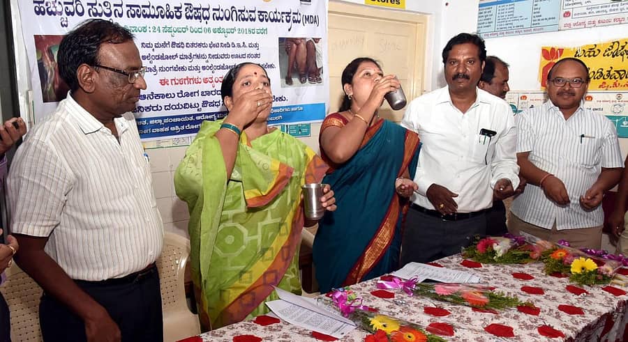 ಜಿಲ್ಲಾ ಪಂಚಾಯಿತಿ ಅಧ್ಯಕ್ಷೆ ಸುವರ್ಣಾ ಮಲಾಜಿ ಮತ್ತು ಉಪಾಧ್ಯಕ್ಷೆ ಶೋಭಾ ಸಿರಸಗಿ ಅವರು ಡಿಇಸಿ ಮಾತ್ರೆ ನುಂಗುವ ಮೂಲಕ ಅಭಿಯಾನಕ್ಕೆ ಚಾಲನೆ ನೀಡಿದರು