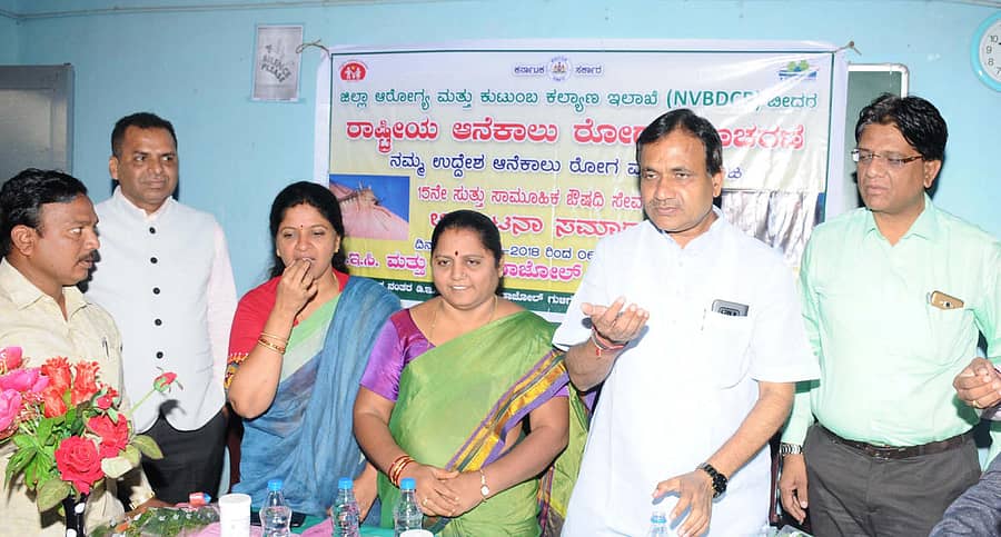 ಬೀದರ್‌ನಲ್ಲಿ ಸೋಮವಾರ ನಡೆದ ಆನೆಕಾಲು ರೋಗ ನಿರ್ಮೂಲನೆಗಾಗಿ ಹೆಚ್ಚುವರಿ ಸುತ್ತಿನ ಸಾಮೂಹಿಕ ಮಾತ್ರೆ ಸೇವನೆ ಕಾರ್ಯಕ್ರಮದ ಉದ್ಘಾಟನಾ ಸಮಾರಂಭದಲ್ಲಿ ನಗರಸಭೆ ಅಧ್ಯಕ್ಷೆ ಶಾಲಿನಿ ಚಿಂತಾಮಣಿ, ಜಿಲ್ಲಾ ಪಂಚಾಯಿತಿ ಅಧ್ಯಕ್ಷೆ ಭಾರತಬಾಯಿ ಶೇರಿಕಾರ, ಸಂಸದ ಭಗವಂತ ಖೂಬಾ ಹಾಗೂ ಡಿಎಚ್‍ಒ ಡಾ. ಎಂ.ಎ. ಜಬ್ಬಾರ್ ಮಾತ್ರೆ ಸೇವಿಸಿದರು