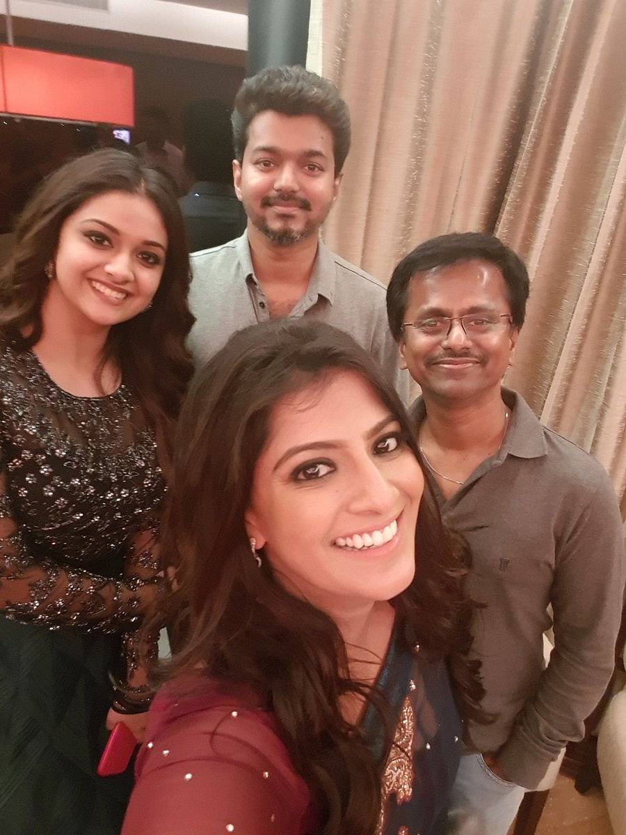 ‘ಸರ್ಕಾರ್’ ಸೆಟ್ನಲ್ಲಿ ಕೀರ್ತಿ ಸುರೇಶ್, ವಿಜಯ್, ವರಲಕ್ಷ್ಮಿ ಜೊತೆಗೆ ನಿರ್ದೇಶಕ ಮುರುಗದಾಸ್