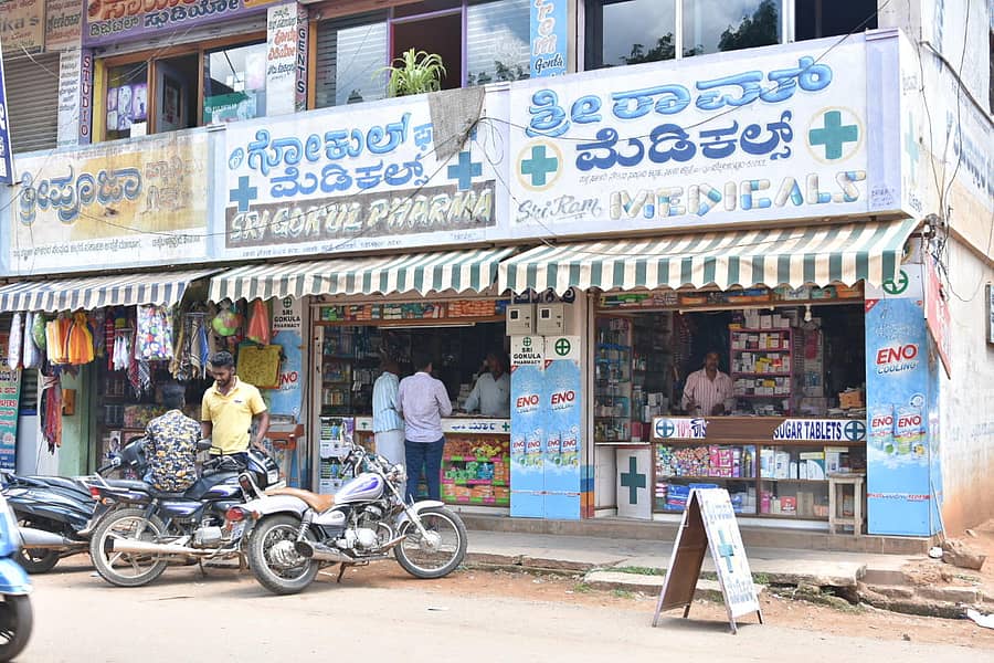 ಚಿಕ್ಕಬಳ್ಳಾಪುರದ ಹಳೆಯ ಜಿಲ್ಲಾ ಆಸ್ಪತ್ರೆ ಬಳಿ ಶುಕ್ರವಾರ ಬಾಗಿಲು ತೆರೆದಿದ್ದ ಔಷಧಿ ಅಂಗಡಿಗಳು