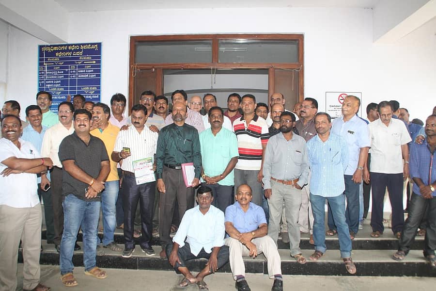 ಶಿವಮೊಗ್ಗ ಜಿಲ್ಲಾಧಿಕಾರಿ ಕಚೇರಿ ಮುಂದೆ ಶುಕ್ರವಾರ ಔಷಧ ವ್ಯಾಪಾರಿಗಳು ಆನ್ಲೈನ್ ವಹಿವಾಟು ವಿರೋಧಿಸಿ ಪ್ರತಿಭಟನೆ ನಡೆಸಿದರು.