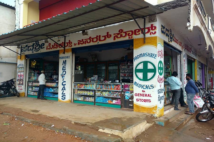 ಚಾಮರಾಜನಗರದಲ್ಲಿ ಔಷಧ ಅಂಗಡಿಗಳು ಶುಕ್ರವಾರ ಎಂದಿನಂತೆ ತೆರೆದಿದ್ದವು