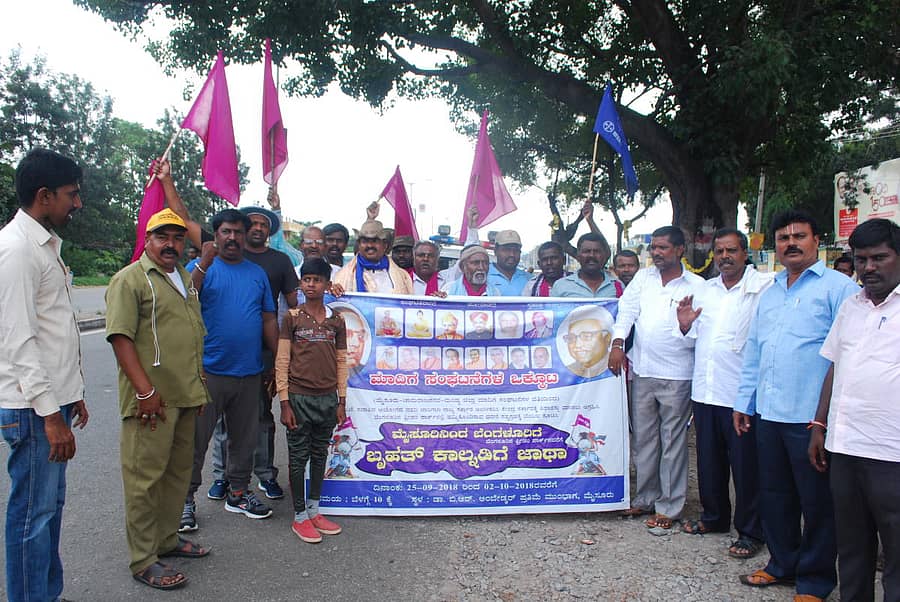 ಬೆಂಗಳೂರಿಗೆ ಹೊರಟಿರುವ ಮಾದಿಗ ಸಂಘಟನೆಗಳ ಒಕ್ಕೂಟದ ಕಾಲ್ನಡಿಗೆ ಜಾಥಾವನ್ನು ಎಪಿಎಂಸಿ ಬಳಿ ಶನಿವಾರ ಸ್ವಾಗತಿಸಲಾಯಿತು