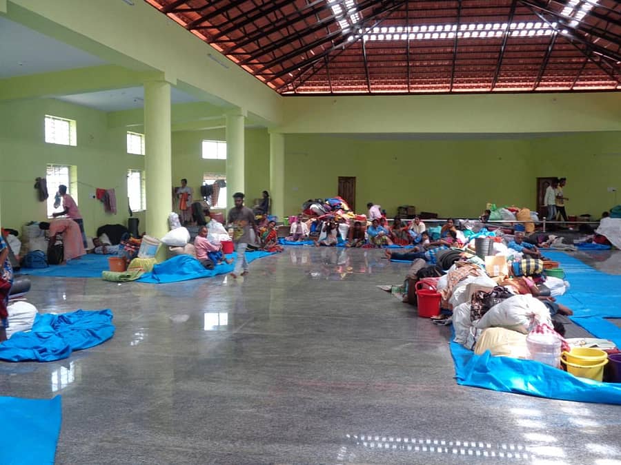 ಕುಶಾಲನಗರದ ವಾಲ್ಮೀಕಿ ಭವನದಲ್ಲಿ ಸಂತ್ರಸ್ತರು