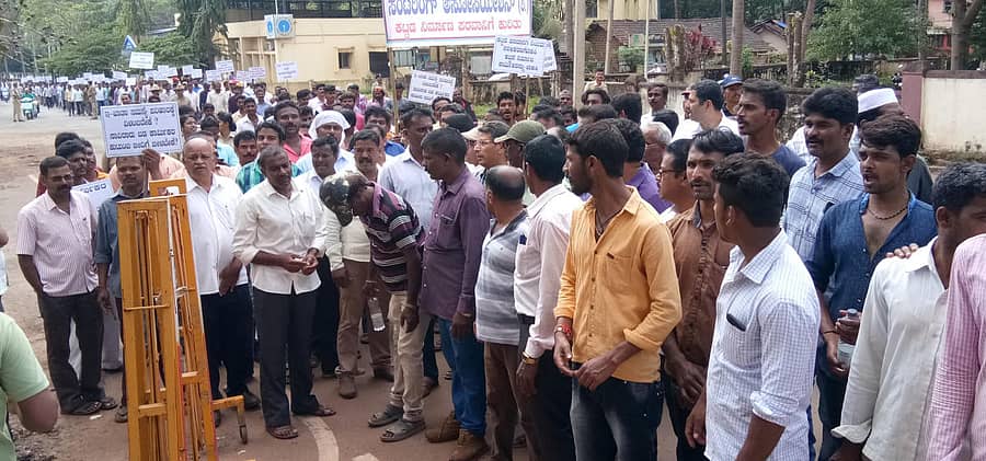 ಶಿರಸಿಯ ಬಾರ್ ಬೆಂಡಿಂಗ್ ಅಸೋಸಿಯೇಷನ್ ನೇತೃತ್ವದಲ್ಲಿ ಕಾರ್ಮಿಕರು ಪ್ರತಿಭಟನೆ ನಡೆಸಿದರು