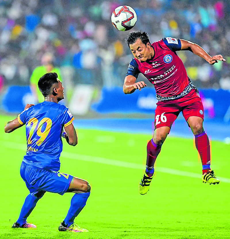 ಮುಂಬೈ ಮತ್ತು ಜೆಮ್‌ಶೆಡ್‌ಪುರ ತಂಡಗಳ ಆಟಗಾರರ ಪೈಪೋಟಿಯ ಕ್ಷಣ