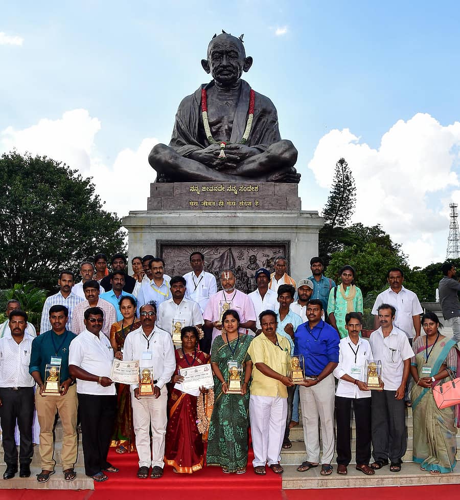 ಗಾಂಧಿ ಗ್ರಾಮ ಪುರಸ್ಕಾರ ಪಡೆದ ರಾಜ್ಯದ ವಿವಿಧ ಗ್ರಾಮ ಪಂಚಾಯಿತಿಗಳ ಪ್ರತಿನಿಧಿಗಳು ವಿಧಾನಸೌಧದ ಆವರಣದಲ್ಲಿರುವ ಗಾಂಧಿ ಪ್ರತಿಮೆ ಬಳಿ ಫೋಟೋ ಕ್ಲಿಕ್ಕಿಸಿಕೊಂಡರು –ಪ್ರಜಾವಾಣಿ ಚಿತ್ರ