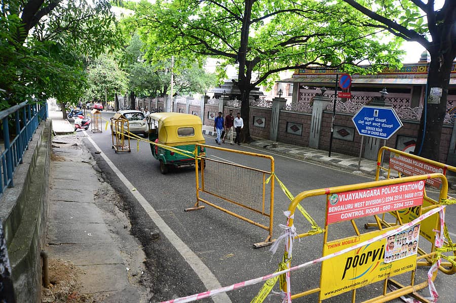 ಹೊಸಹಳ್ಳಿಯಲ್ಲಿ ‘ನಮ್ಮ ಮೆಟ್ರೊ’ ನಿಲ್ದಾಣದ ಪಕ್ಕದ ಮಹಾಗಣಪತಿ ಗಂಗಾಧರೇಶ್ವರ ಸ್ವಾಮಿ, ಪಾರ್ವತಿ ದೇವಿ ದೇವಸ್ಥಾನದ ಎದುರಿನಲ್ಲಿ ಸರ್ವಿಸ್ ರಸ್ತೆಗೆ ಅಡ್ಡಲಾಗಿ ಬ್ಯಾರಿಕೇಡ್ ನಿಲ್ಲಿಸಲಾಗಿದೆ. ಆದಿಚುಂಚನಗಿರಿ ಮಠಕ್ಕೆ ಹೋಗುವ ವಾಹನಗಳನ್ನು ಮಾತ್ರ ಬಿಡಲಾಗುತ್ತದೆ - ಪ್ರಜಾವಾಣಿ ಚಿತ್ರ/ಸತೀಶ್ ಬಡಿಗೇರ್