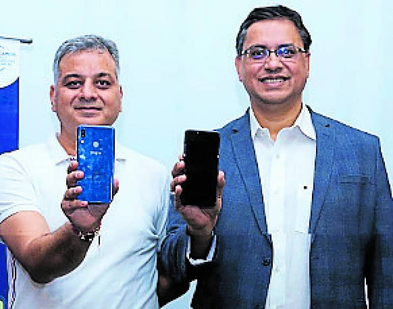 ಸಂಸ್ಥೆಯ ಸಿಇಒ ಅರಿಜಿತ್.ಟಿ ಮತ್ತು ಸಿಎಂಒ ಗೌರವ್ ಅವರು ಸ್ಮಾರ್ಟ್ಫೋನ್ ಪರಿಚಯಿಸಿದರು