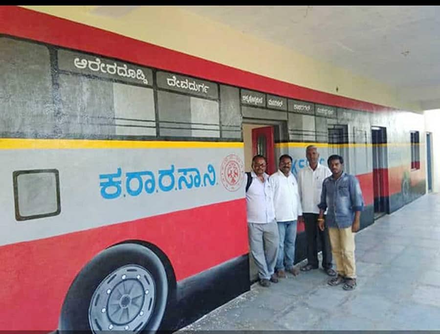 ದೇವದುರ್ಗ ಪಟ್ಟಣದ ಹೊರವಲಯ ಮರಿಗೆಮ್ಮ ದಿಬ್ಬ ತಾಂಡಾದ ಸರ್ಕಾರಿ ಹಿರಿಯ ಪ್ರಾಥಮಿಕ ಶಾಲಾ ಕೋಣೆಗೆ ಸರ್ಕಾರಿ ಬಸ್ ಆವರಣ