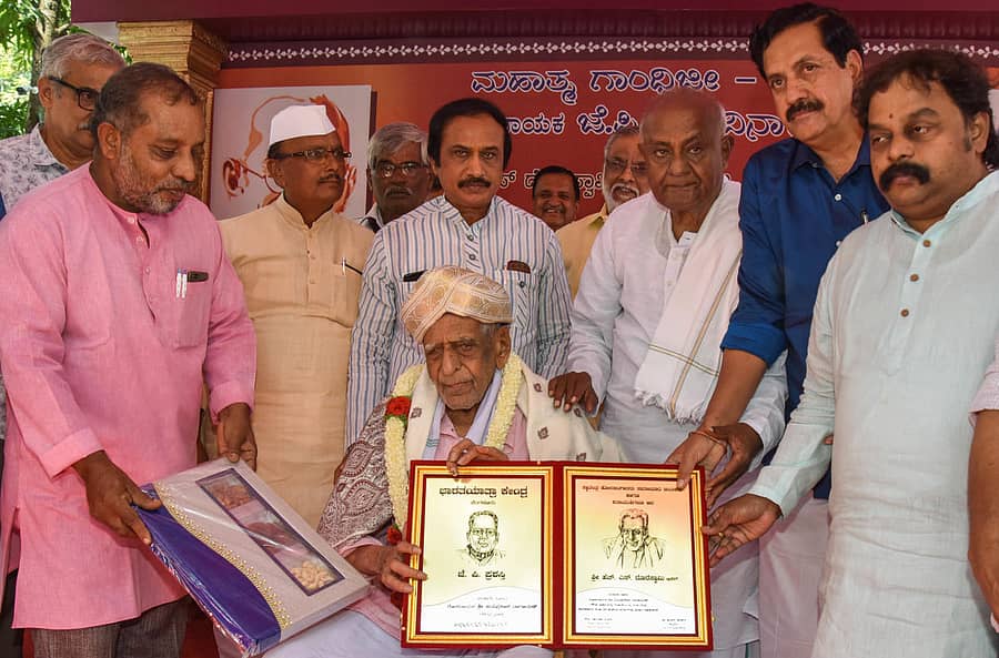 ಎಚ್.ಎಸ್.ದೊರೆಸ್ವಾಮಿ ಅವರಿಗೆ ಜೆ.ಪಿ. ಪ್ರಶಸ್ತಿಯನ್ನು ಎಚ್.ಡಿ.ದೇವೇಗೌಡ ಅವರು ನೀಡಿ ಗೌರವಿಸಿದರು. ರಂಗಕರ್ಮಿ ಕೆ.ವಿ ನಾಗರಾಜಮೂರ್ತಿ, ಬಿ.ಆರ್.ಪಾಟೀಲ್, ಚಿತ್ರಕಲಾ ಪರಿಷತ್ ಅಧ್ಯಕ್ಷ ಬಿ.ಎಲ್.ಶಂಕರ್, ವೈ.ಎಸ್.ವಿ. ದತ್ತ ಮತ್ತು ವಿಧಾನ ಪರಿಷತ್ ಸದಸ್ಯ ಟಿ.ಎ.ಶರವಣ ಇದ್ದಾರೆ –ಪ್ರಜಾವಾಣಿ ಚಿತ್ರ