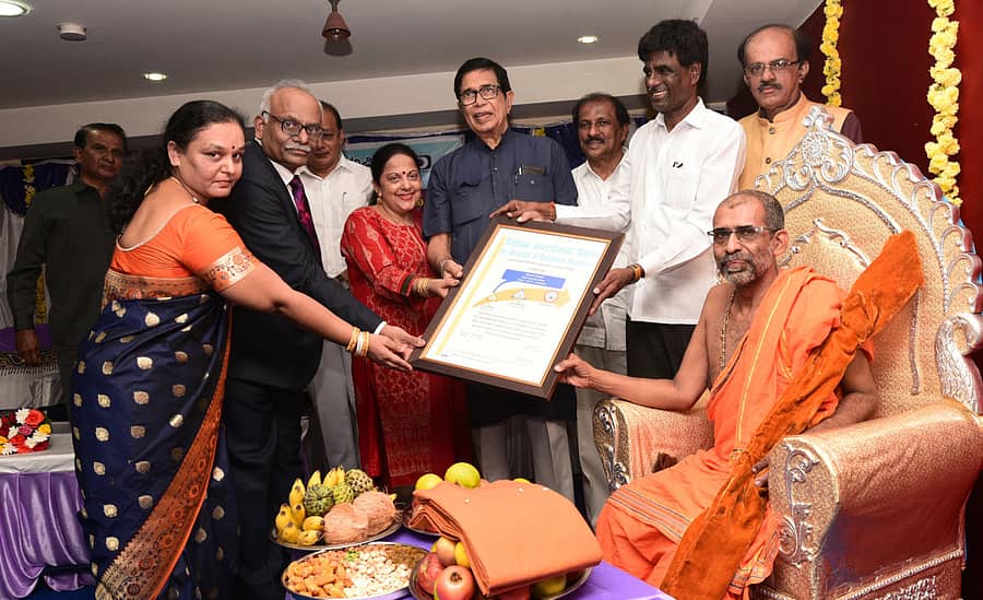 ಆದರ್ಶ ಆಸ್ಪತ್ರೆ ವೈದ್ಯಕೀಯ ಡಾ.ಜಿ.ಎಸ್ ಚಂದ್ರಶೇಖರ್ ಅವರಿಗೆ ಆರೋಗ್ಯ ಸಂಸ್ಥೆಗಳ ಮೌಲ್ಯಮಾಪನಾ ಮಂಡಳಿ ನೀಡಿರುವ ಎನ್ಎಬಿಎಚ್ ಮಾನ್ಯತಾ ಪ್ರಮಾಣ ಪತ್ರವನ್ನು ಆದಮಾರು ಮಠದ ವಿಶ್ವಪ್ರಿಯ ಸ್ವಾಮೀಜಿ ಅವರು ಹಸ್ತಾಂತರಿಸಿದರು.ಪ್ರಜಾವಾಣಿ ಚಿತ್ರ