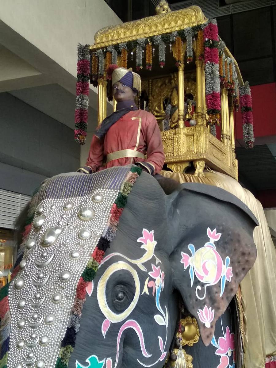 ಎಂಜಿ ರಸ್ತೆಯ ಮೆಟ್ರೊನಿಲ್ದಾಣದಲ್ಲಿ ಪ್ರತಿಷ್ಠಾಪಿಸಿರುವ ಅಂಬಾರಿ ಹೊತ್ತ ಆನೆ ಪ್ರತಿಕೃತಿ ಕಳೆಗುಂದಿದೆ.