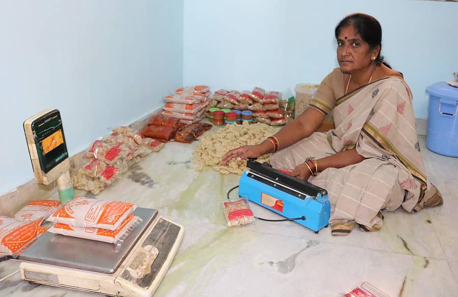 ಮನೆಯಲ್ಲಿ ಸಂಡಿಗೆ ಪ್ಯಾಕಿಂಗ್ ಮಾಡುತ್ತಿರುವ ಗಂಗಲಕ್ಷ್ಮಮ್ಮ