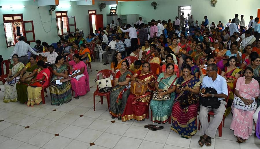 ಕಾರವಾರದಲ್ಲಿ ಸೋಮವಾರ ಹಮ್ಮಿಕೊಳ್ಳಲಾದ ಹೆಚ್ಚುವರಿ ಶಿಕ್ಷಕರ ವರ್ಗಾವಣೆ ಕೌನ್ಸೆಲಿಂಗ್‌ನಲ್ಲಿ ಭಾಗವಹಿಸಿದ್ದವರು.