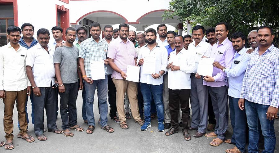 ಶಿವಮೊಗ್ಗದಲ್ಲಿ ಸೋಮವಾರ ಜಿಲ್ಲಾ ವಾಲ್ಮೀಕಿ ನಾಯಕ ಸಂಘದ ಸದಸ್ಯರು ವಿವಿಧ ಬೇಡಿಕೆ ಈಡೇರಿಕೆಗೆ ಆಗ್ರಹಿಸಿ ಜಿಲ್ಲಾಡಳಿತಕ್ಕೆ ಮನವಿ ಸಲ್ಲಿಸಿದರು.