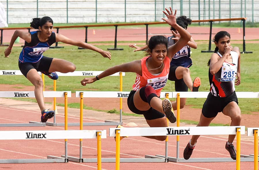 ಮಹಿಳೆಯರ 100 ಮೀ. ಹರ್ಡಲ್ಸ್ನಲ್ಲಿ ಅಗ್ರಸ್ಥಾನ ಪಡೆದ ಮೈಸೂರಿನ ಪ್ರಿಯಾಂಕಾ ಅವರು ಗುರಿಯತ್ತ ಮುನ್ನುಗ್ಗಿದ ಕ್ಷಣಪ್ರಜಾವಾಣಿ ಚಿತ್ರ: ಸವಿತಾ ಬಿ.ಆರ್